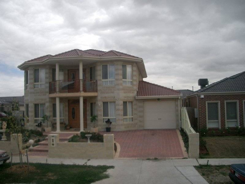 68 LOCKWOOD DRIVE, Roxburgh Park VIC 3064