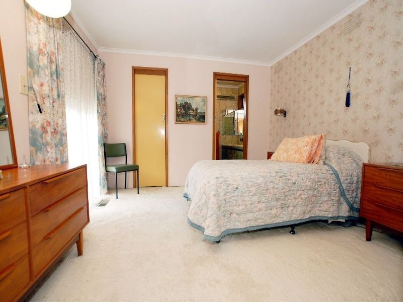 8 Coomleigh Avenue, Glen Waverley VIC 3150