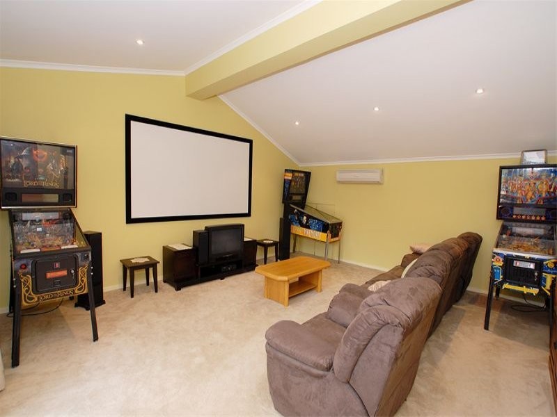16 Bunker Crescent, Glen Waverley VIC 3150