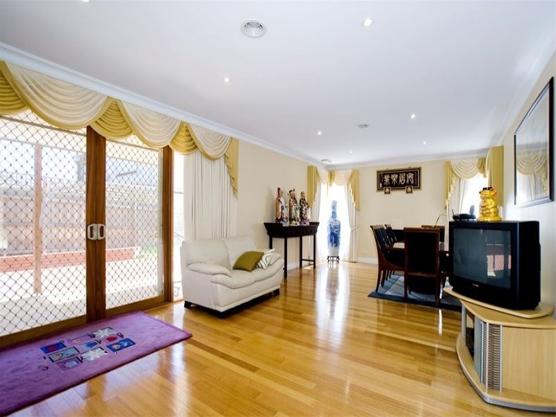 4 Holmes Way, Glen Waverley VIC 3150