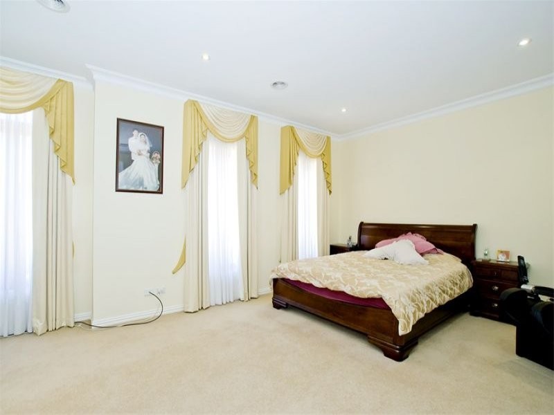 4 Holmes Way, Glen Waverley VIC 3150