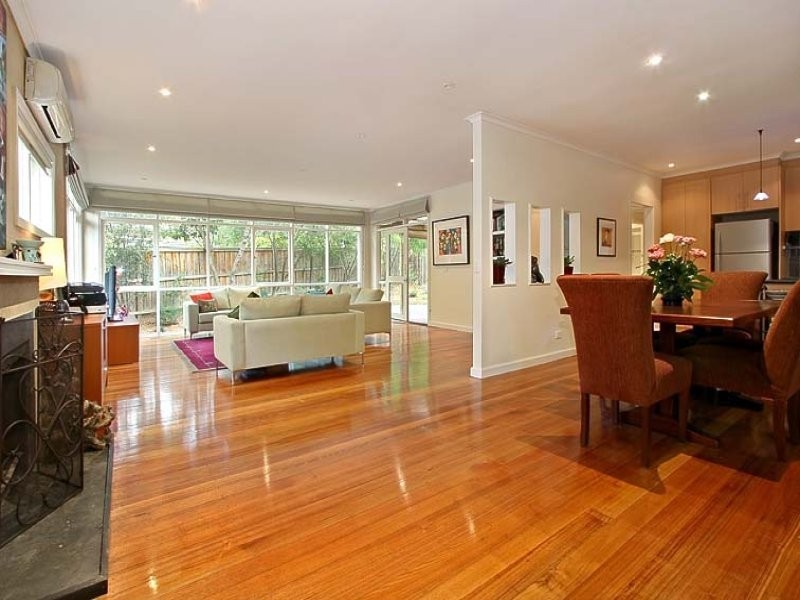 2 Rosalind Crescent, Blackburn VIC 3130