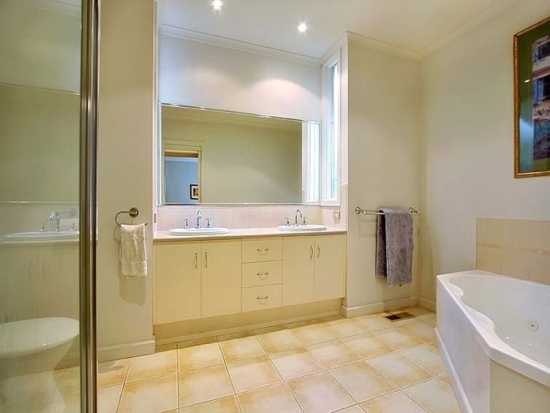 2 Rosalind Crescent, Blackburn VIC 3130