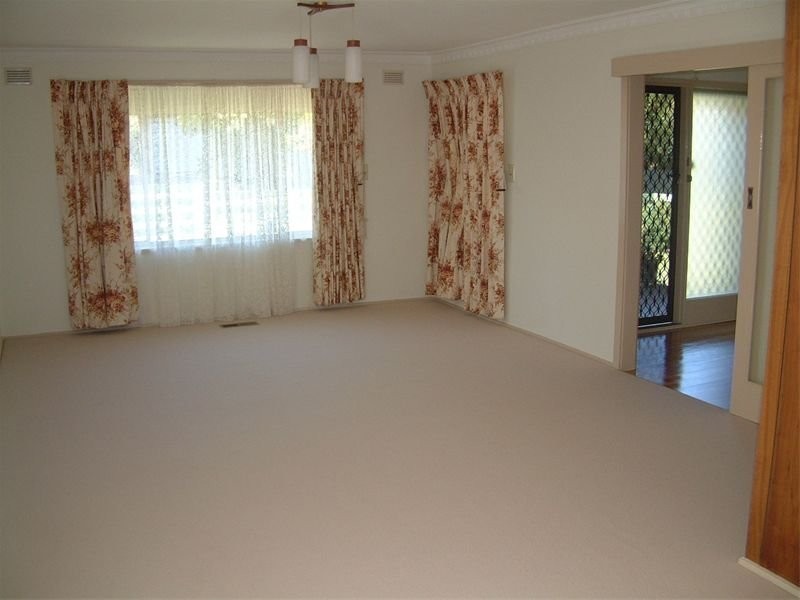 8 Coomleigh Avenue, Glen Waverley VIC 3150