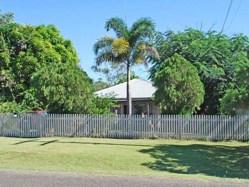 10 Queen Street, Blackstone QLD 4304