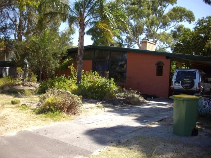 4 Chenies Rest, Gosnells WA 6110