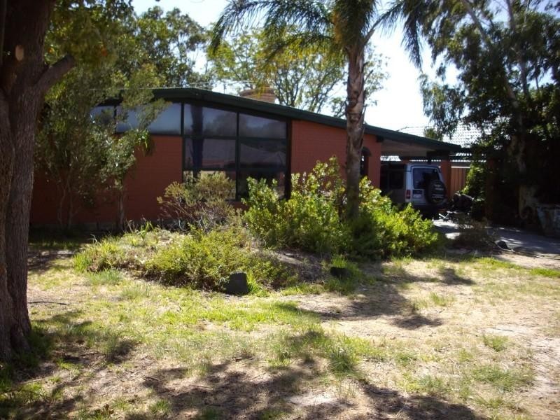 4 Chenies Rest, Gosnells WA 6110