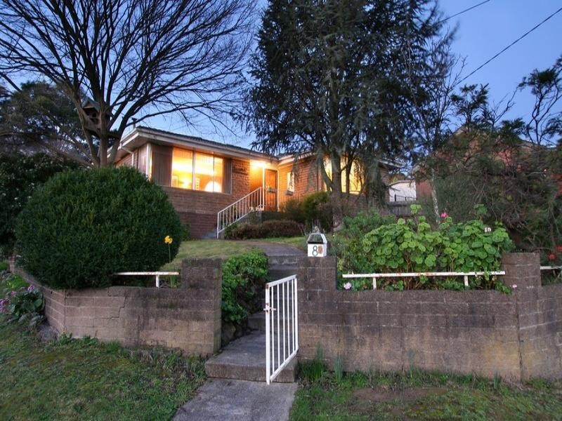 8 Velden Avenue, Ferntree Gully VIC 3156