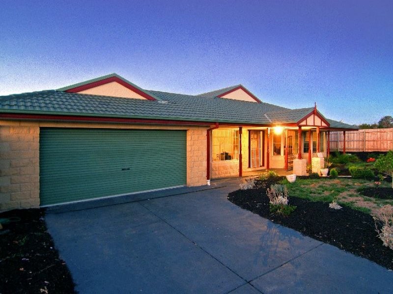 16 Ben Drive, Mornington VIC 3931