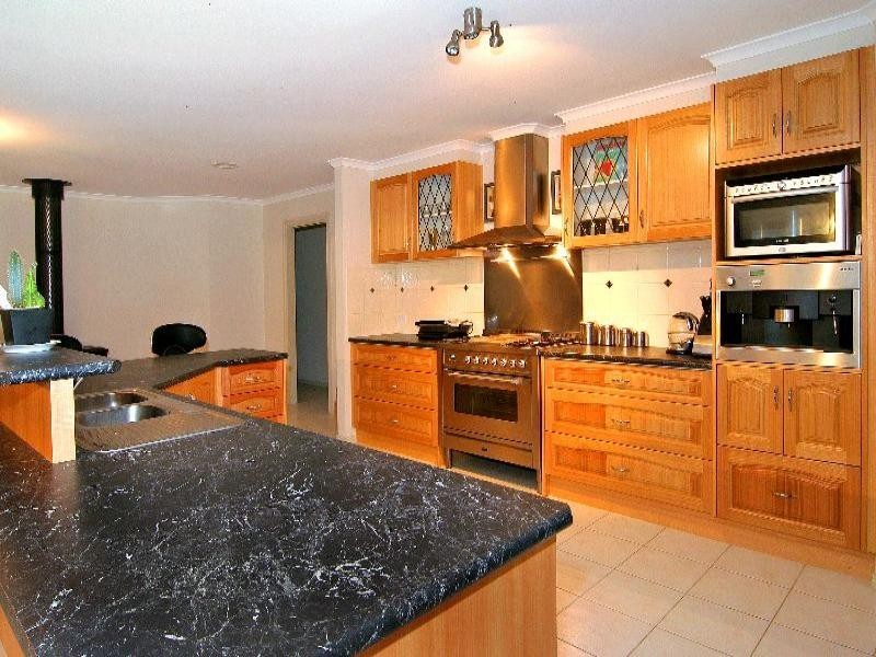 16 Ben Drive, Mornington VIC 3931