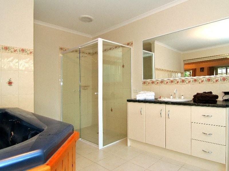 16 Ben Drive, Mornington VIC 3931