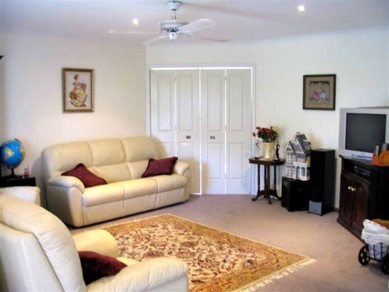 3 Gibney Close, Roxburgh Park VIC 3064