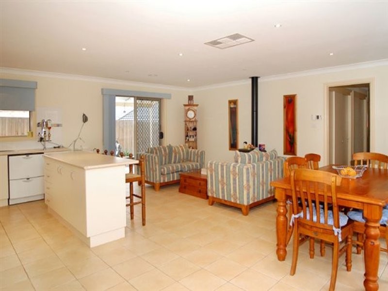 6 Bentley Avenue, Roxburgh Park VIC 3064