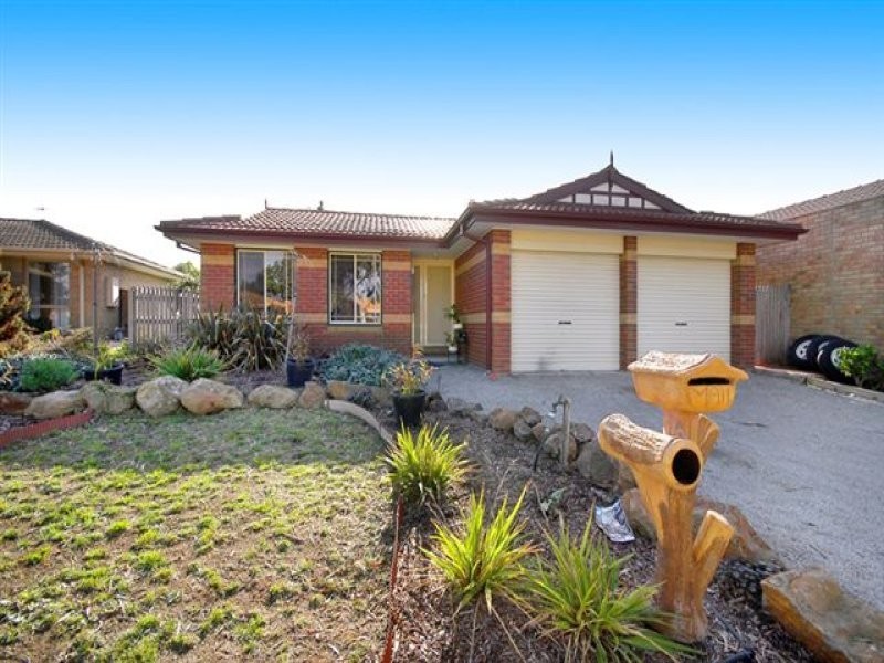 16 Yarcombe Crescent, Craigieburn VIC 3064