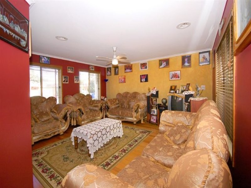 16 Yarcombe Crescent, Craigieburn VIC 3064