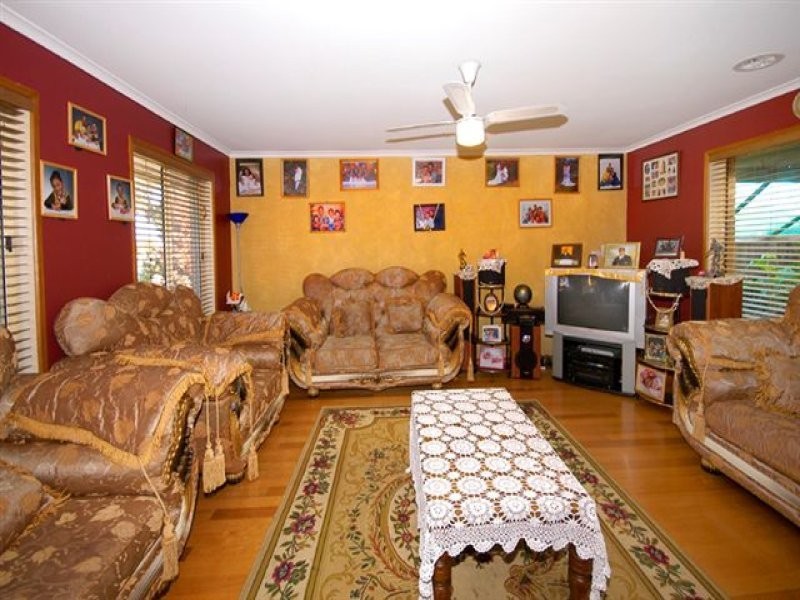 16 Yarcombe Crescent, Craigieburn VIC 3064