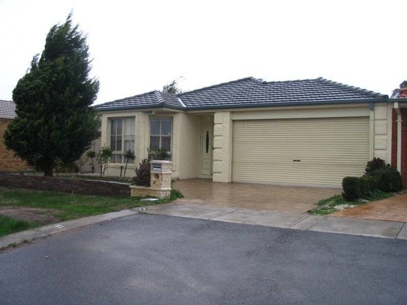 17 READING CLOSE, Roxburgh Park VIC 3064