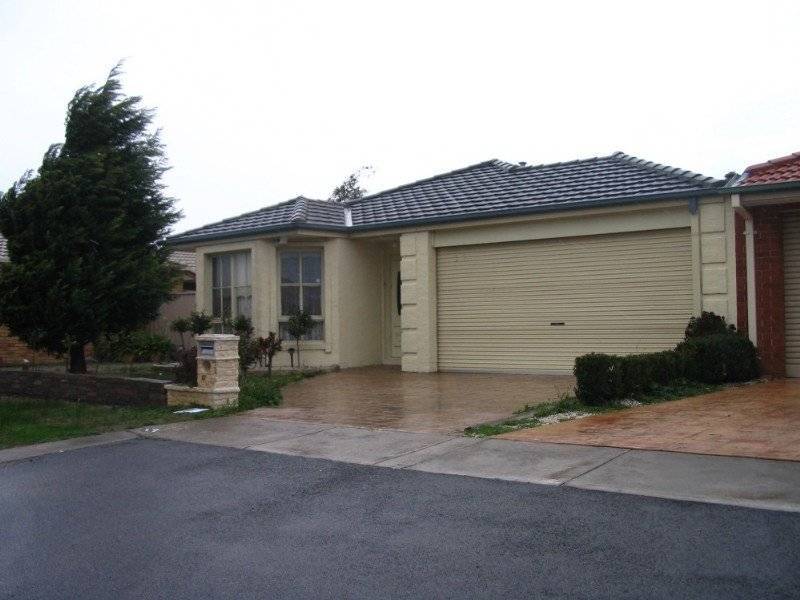 17 READING CLOSE, Roxburgh Park VIC 3064