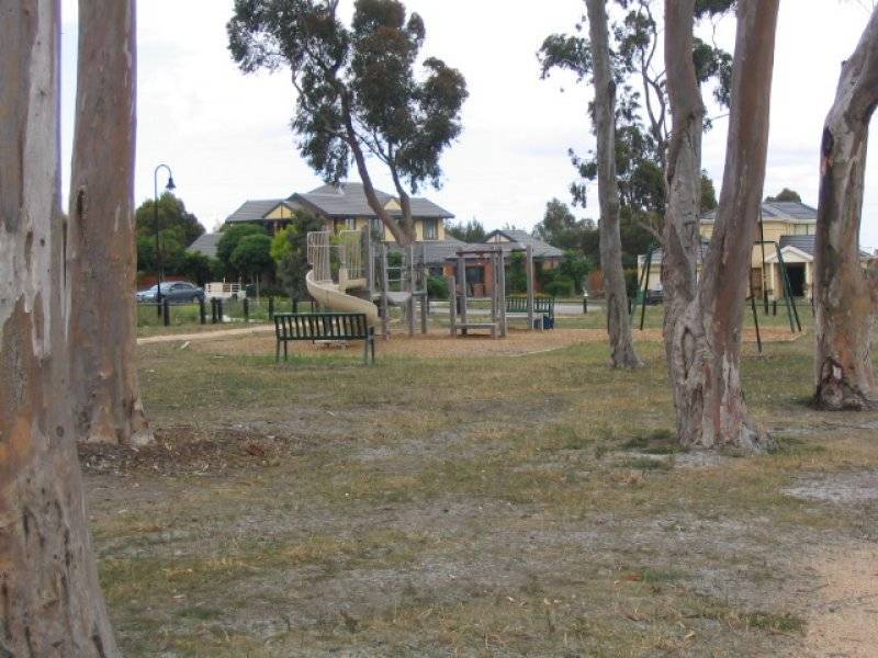 17 READING CLOSE, Roxburgh Park VIC 3064