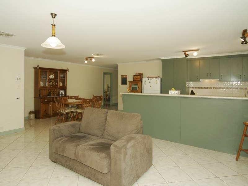 9 Meadfoot Close, Moana SA 5169