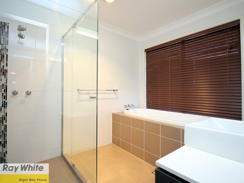 17 Greenlaw Place, Eight Mile Plains QLD 4113