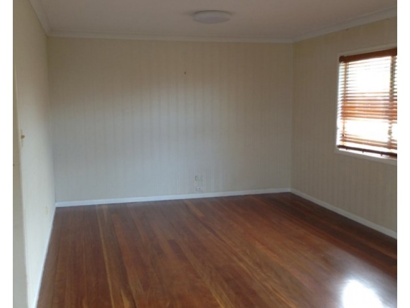 8 Provence Street, Macgregor QLD 4109