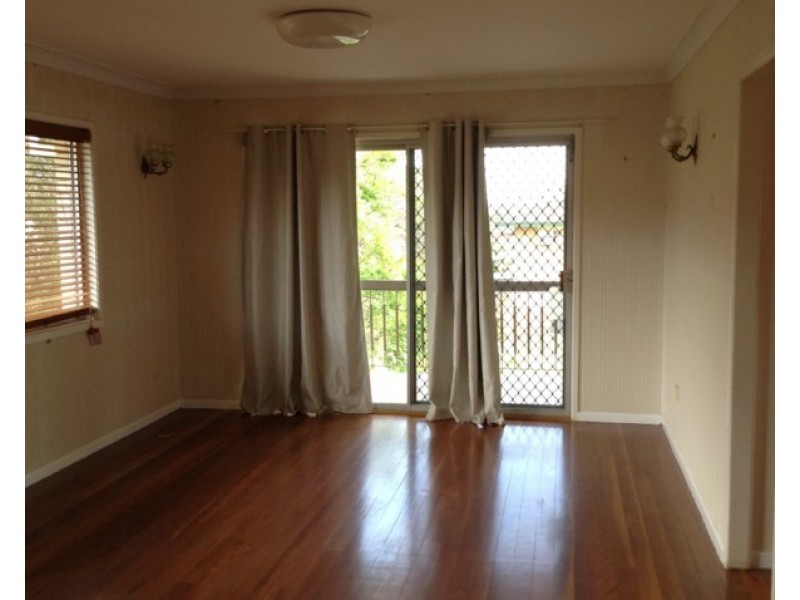 8 Provence Street, Macgregor QLD 4109