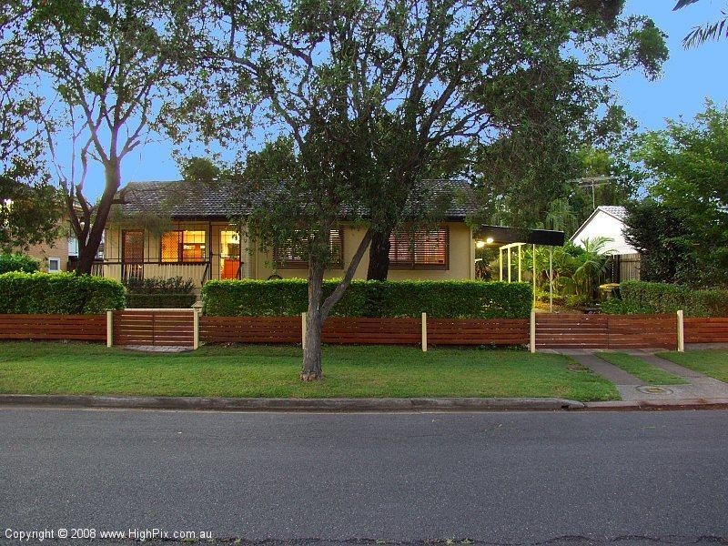 12 Bedser Street, Macgregor QLD 4109