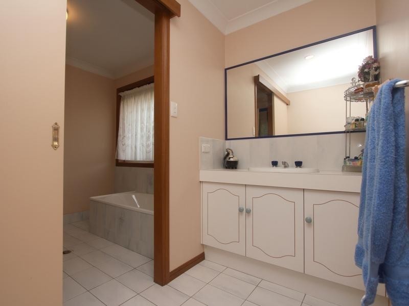 18 Oakleaf Street, Eight Mile Plains QLD 4113