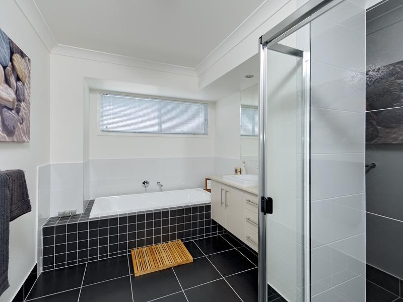 15 Dennis Vale Drive, Daisy Hill QLD 4127
