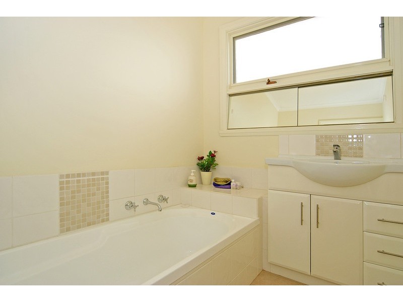 Unit 1 104 McClelland Avenue, Lara VIC 3212