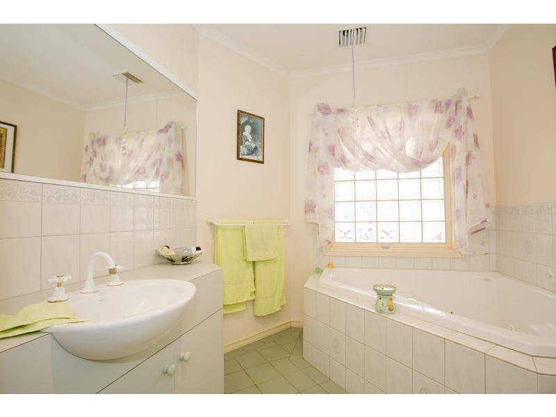 2 Swindon Court, Lara VIC 3212