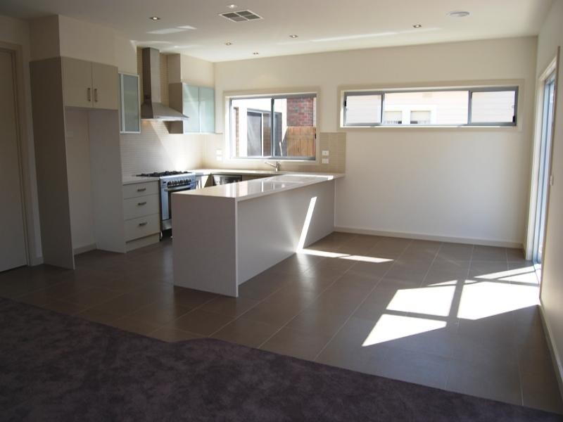 1/2 Calder Street, Manifold Heights VIC 3218