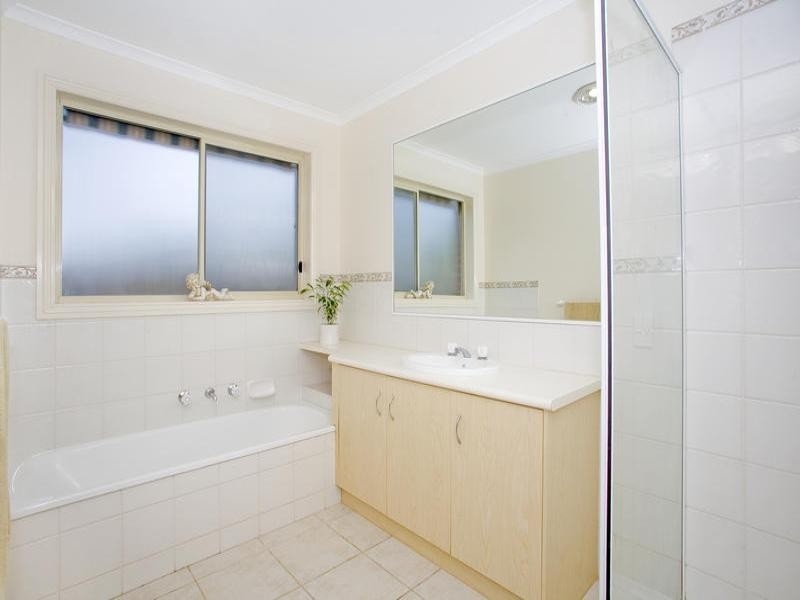 12 Canterbury Road East, Lara VIC 3212