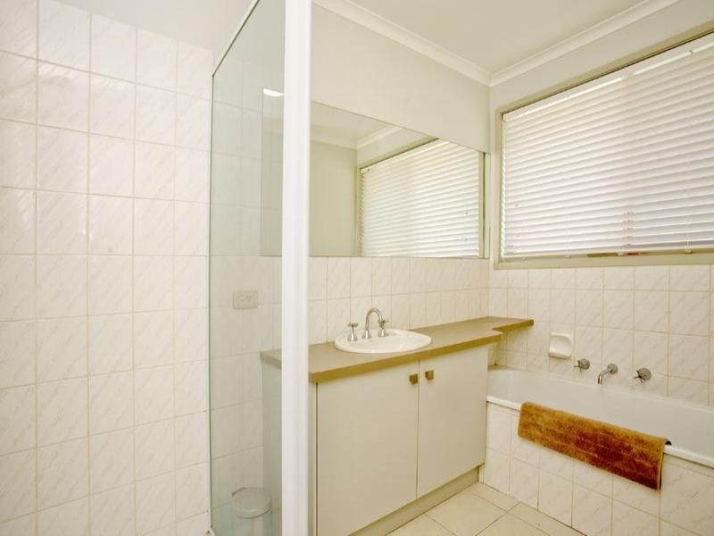 2 Newcomen Court, Lara VIC 3212