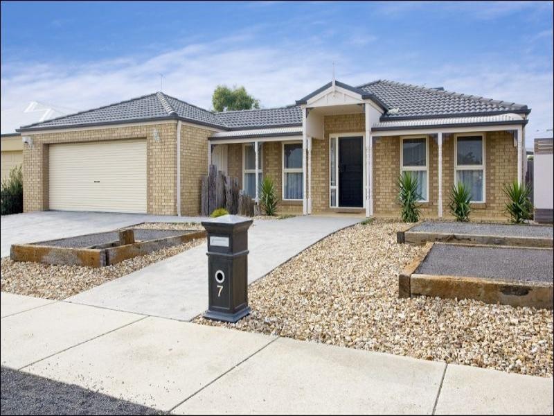 7 Greenleaf Drive, Lara VIC 3212
