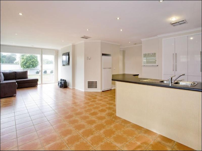 7 Greenleaf Drive, Lara VIC 3212