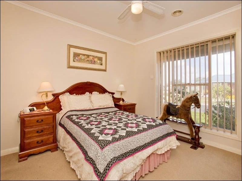 18 Greenleaf Drive, Lara VIC 3212