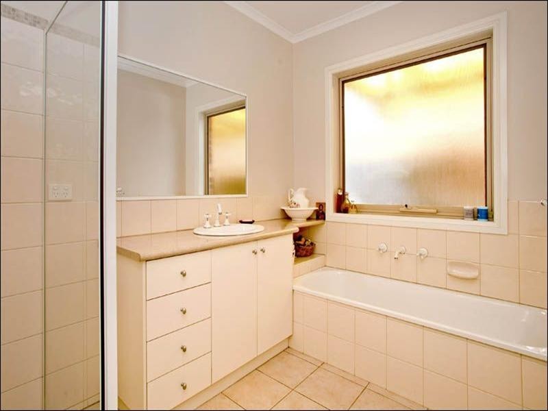 18 Greenleaf Drive, Lara VIC 3212