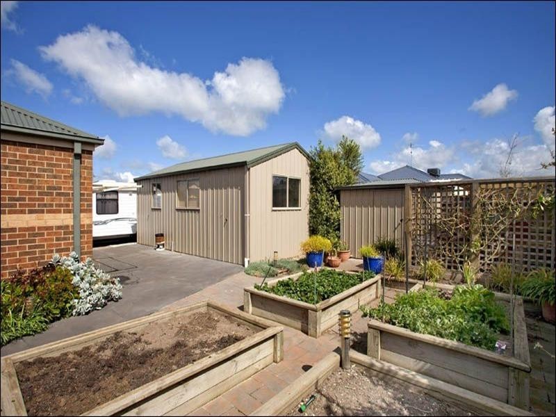 18 Greenleaf Drive, Lara VIC 3212