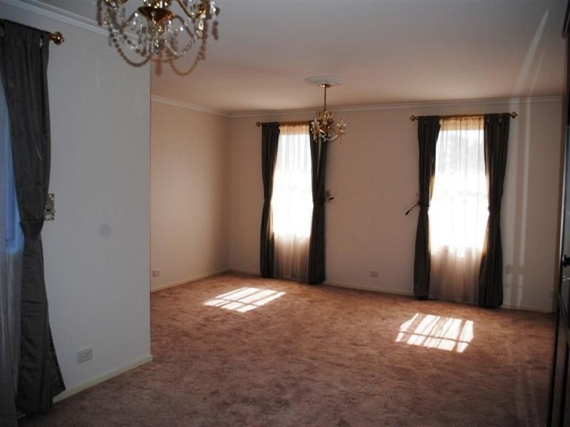 1 Dunwinnie Court, Hamlyn Heights VIC 3215