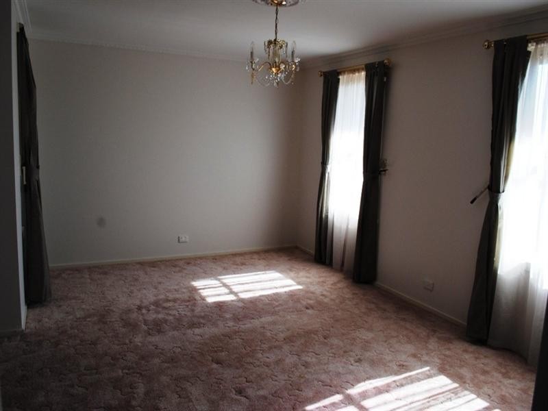 1 Dunwinnie Court, Hamlyn Heights VIC 3215