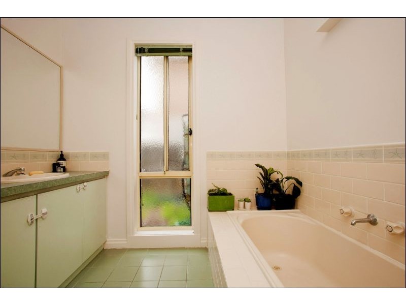 8 The Esperence, Lara VIC 3212