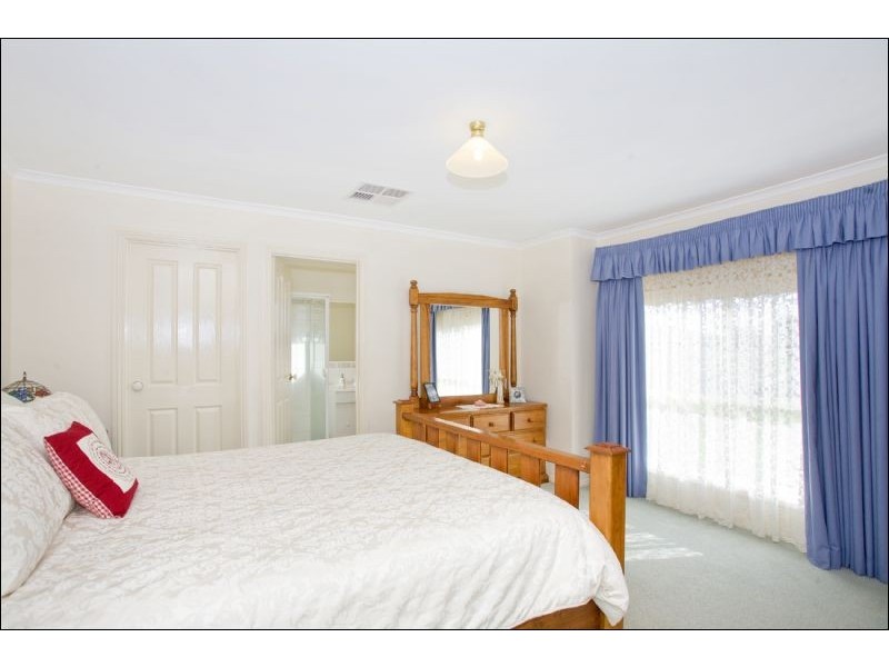 12 Canterbury Road East, Lara VIC 3212