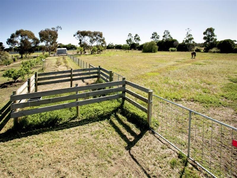 90 Cozens Road, Lara VIC 3212