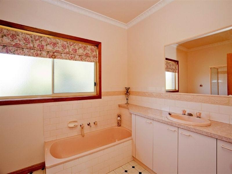 18 Scarlett Grove, Lara VIC 3212