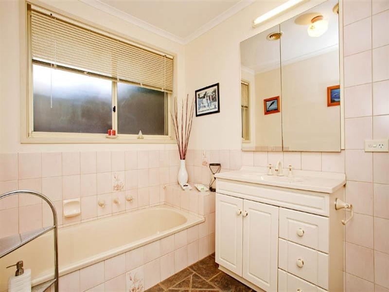 21 Henderson Drive, Lara VIC 3212