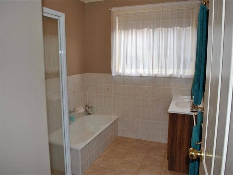 10 Brownlow Court, Lara VIC 3212