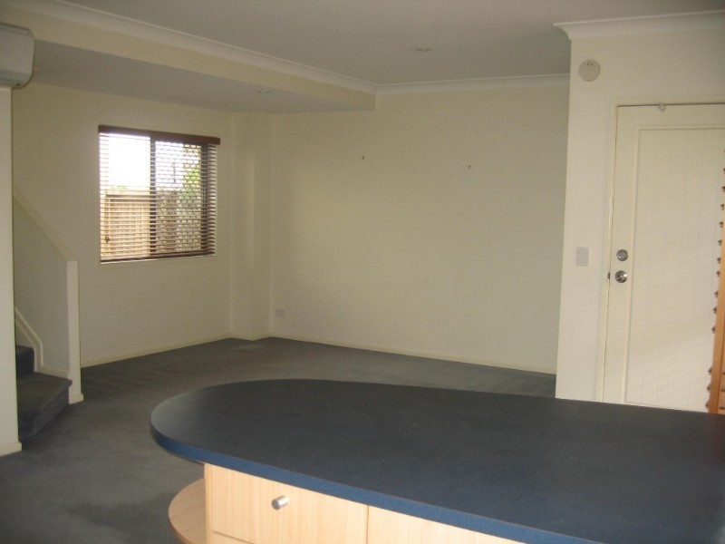 8/122 Central Avenue, Indooroopilly QLD 4068