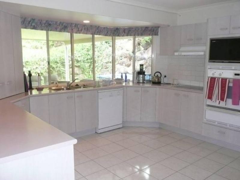 3 Binyara Place, Chapel Hill QLD 4069